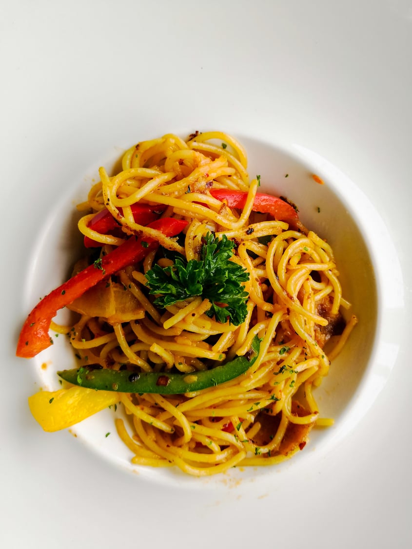 Spicy spaghetti with bacon and bell peppers